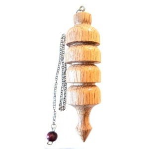 péndulo enel madera de roble